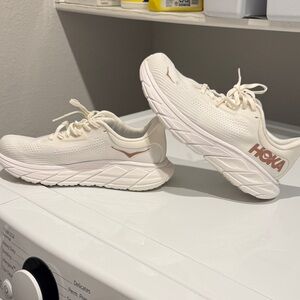 HOKA Arahi 7 Women’s Stability Running Shoe – Sleek Support